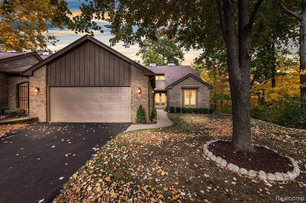 23700 Ravineview Court Bingham Farms, MI 48025 - Photo 2 of 33