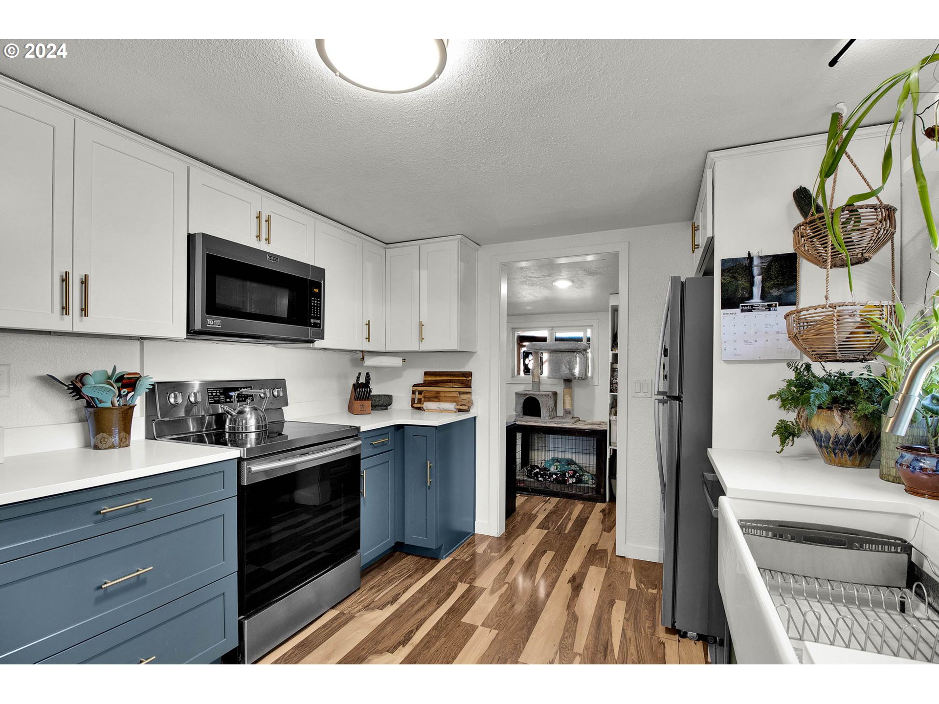 3455 Concord Street Eugene, OR 97402 - Photo 25 of 47 a kitchen with granite countertop a stove a sink and a microwave