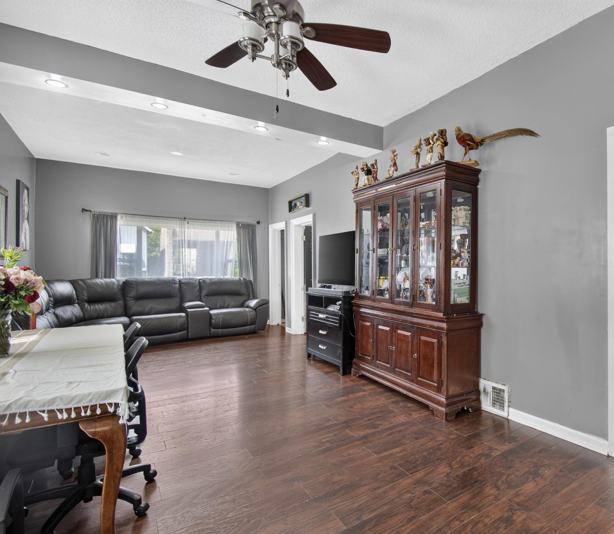 513 North Memorial Drive Racine, WI 53404 - Photo 20 of 28 living room/dining room
