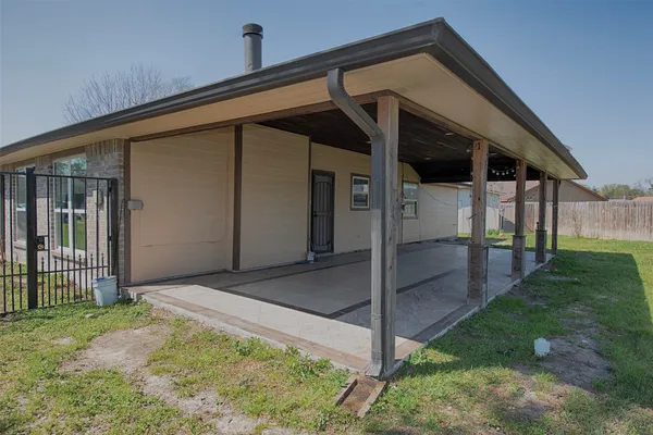 a view of a house with backyard