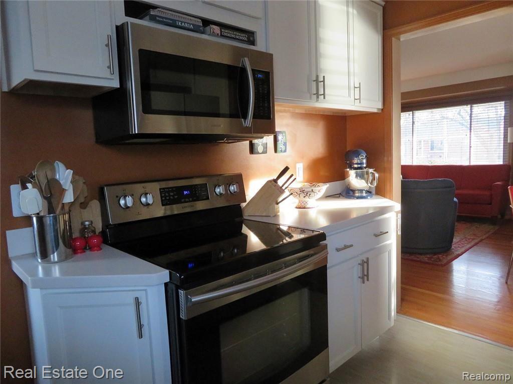 216 Normandy Road Royal Oak, MI 48073 - Photo 8 of 17 9 Kitchen2.jpg