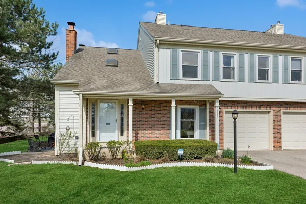 $299,900 | 2555 College Hill Circle, Schaumburg, IL 60173