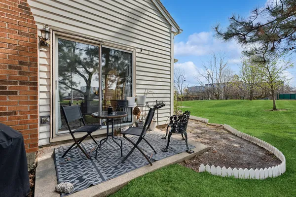 $299,900 | 2555 College Hill Circle, Schaumburg, IL 60173