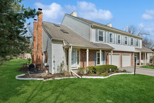 $299,900 | 2555 College Hill Circle, Schaumburg, IL 60173