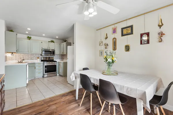 $299,900 | 2555 College Hill Circle, Schaumburg, IL 60173
