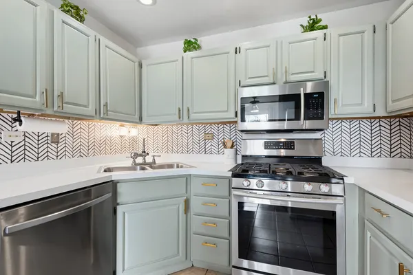 $299,900 | 2555 College Hill Circle, Schaumburg, IL 60173