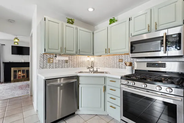 $299,900 | 2555 College Hill Circle, Schaumburg, IL 60173