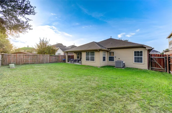 a view of a house with backyard and garden