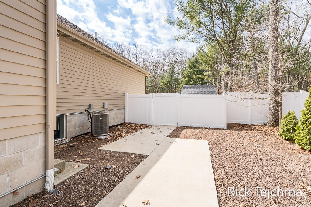 2055 Rambling Oak Drive Muskegon, MI 49445 - Photo 23 of 75 23