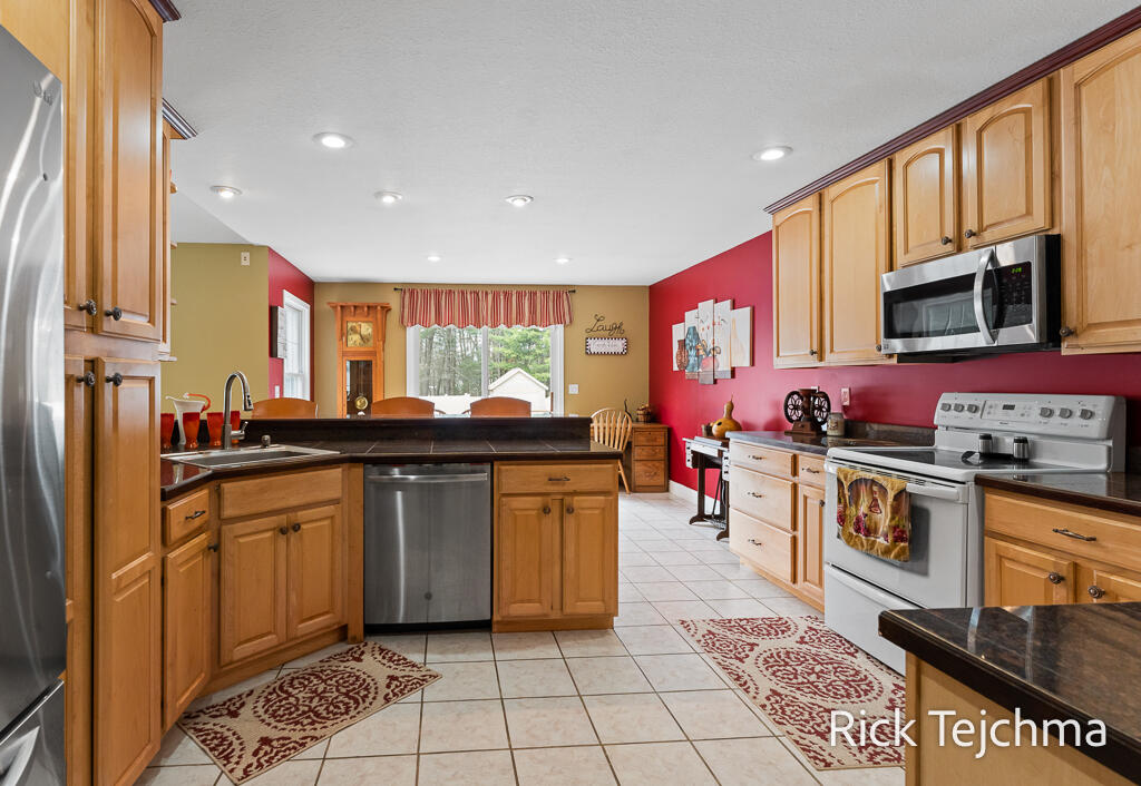 2055 Rambling Oak Drive Muskegon, MI 49445 - Photo 40 of 75 40