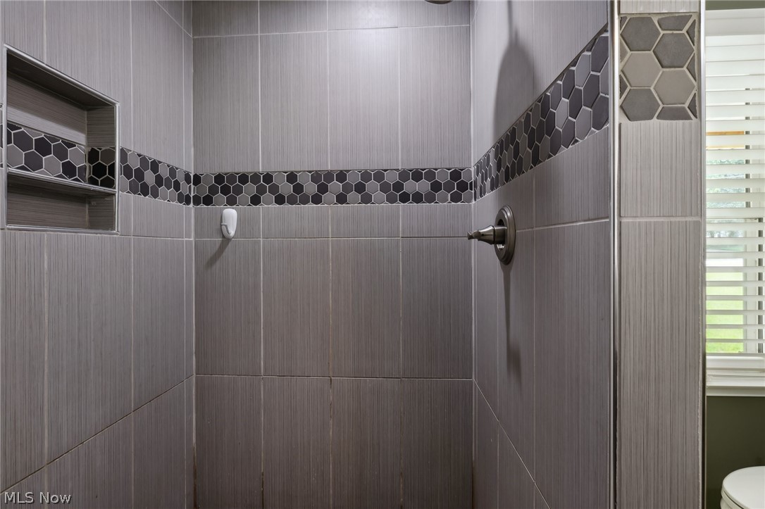 2807-2811 Sweitzer Road Uniontown, OH 44685 - Photo 14 of 37 2811 Primary bathroom