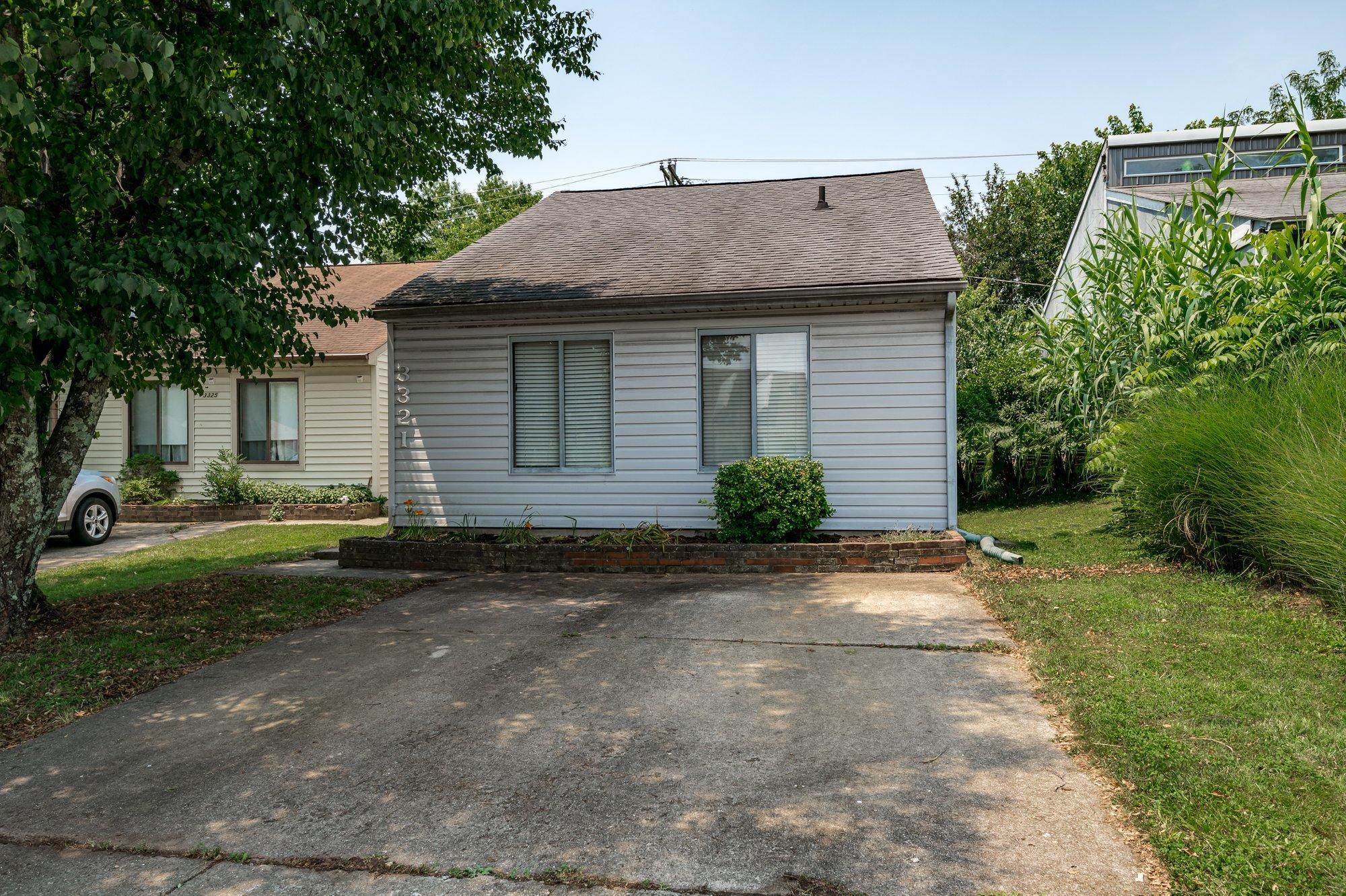 3321 Royal Wood Road Lexington, KY 40515 - Photo 19 of 19 Driveway