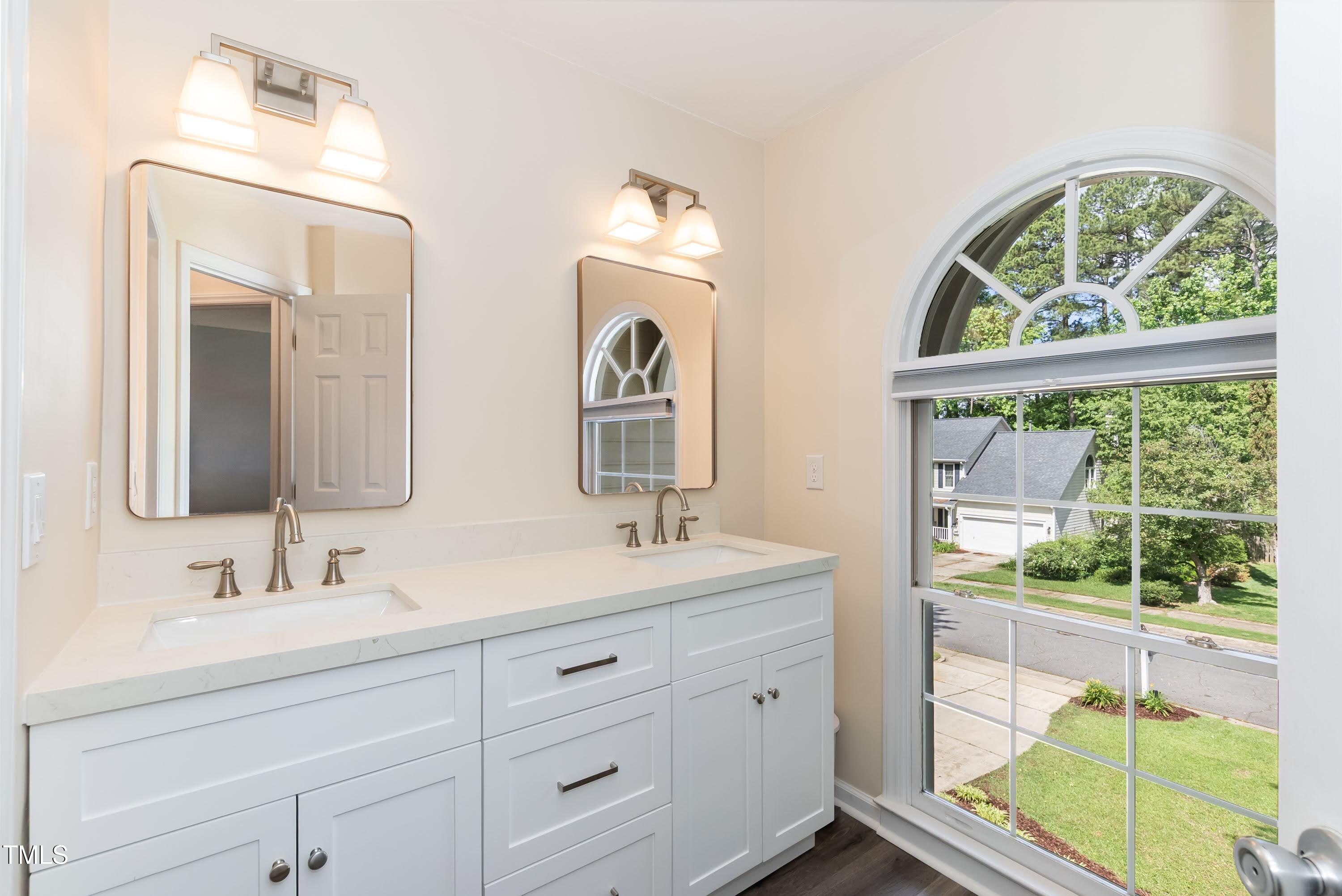 5609 Barham Court Raleigh, NC 27613 - Photo 28 of 40 Upstairs Hall Bath