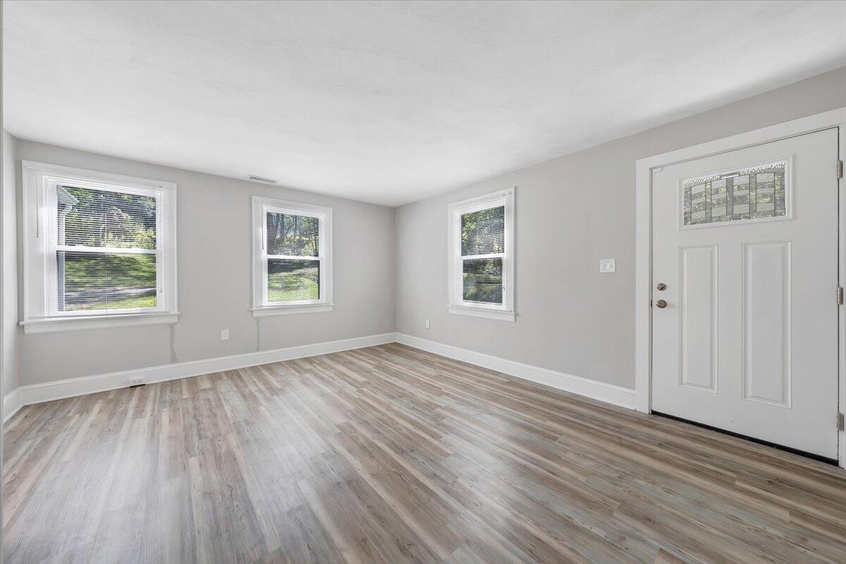 7701 Old Mill Road Roanoke, VA 24018 - Photo 4 of 29 04-MIB01820