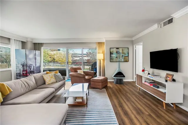 $285,000 | 4740 Roanoke Parkway, Unit 201, Kansas City, MO 64112