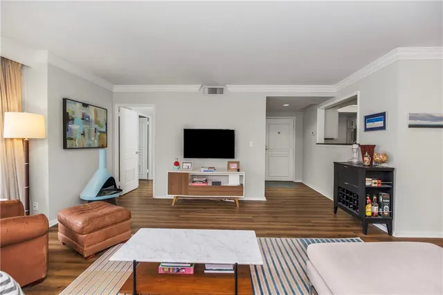 $285,000 | 4740 Roanoke Parkway, Unit 201, Kansas City, MO 64112