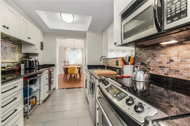 $285,000 | 4740 Roanoke Parkway, Unit 201, Kansas City, MO 64112