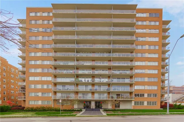 $285,000 | 4740 Roanoke Parkway, Unit 201, Kansas City, MO 64112