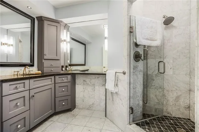 $285,000 | 4740 Roanoke Parkway, Unit 201, Kansas City, MO 64112