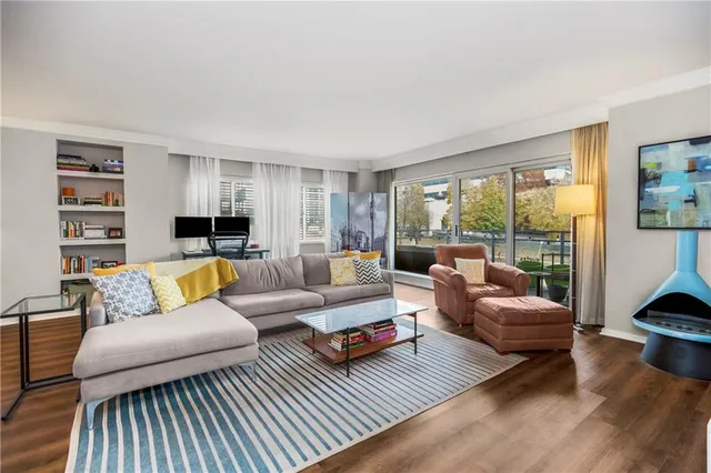 $285,000 | 4740 Roanoke Parkway, Unit 201, Kansas City, MO 64112