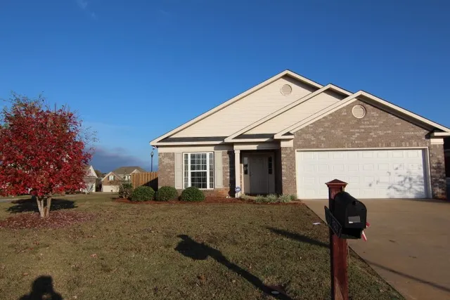 a view of a house with backyard