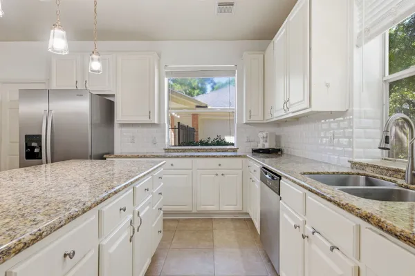 $699,000 | 26 East Sterling Pond Circle, The Woodlands, TX 77382