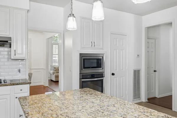 $699,000 | 26 East Sterling Pond Circle, The Woodlands, TX 77382