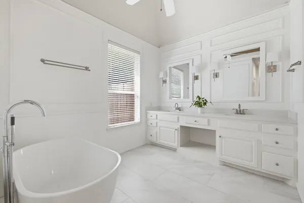 $699,000 | 26 East Sterling Pond Circle, The Woodlands, TX 77382