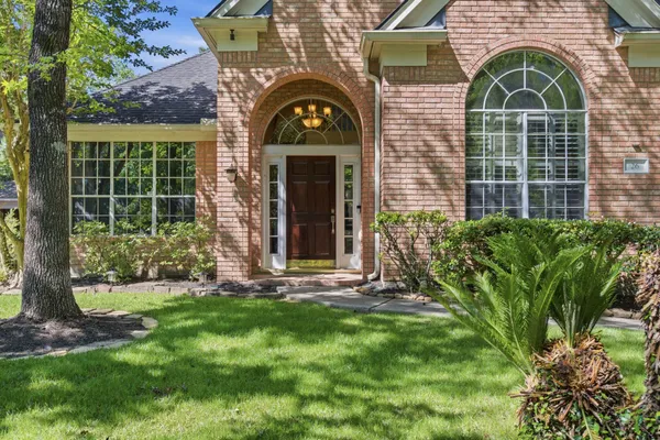 $699,000 | 26 East Sterling Pond Circle, The Woodlands, TX 77382