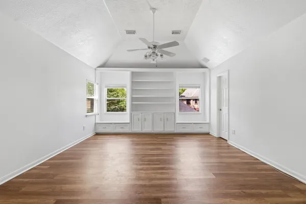 $699,000 | 26 East Sterling Pond Circle, The Woodlands, TX 77382