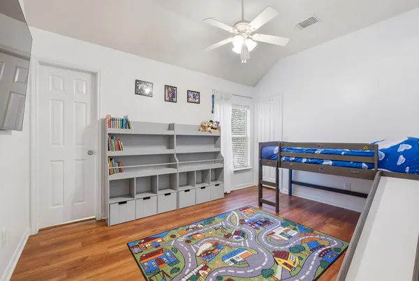 $699,000 | 26 East Sterling Pond Circle, The Woodlands, TX 77382