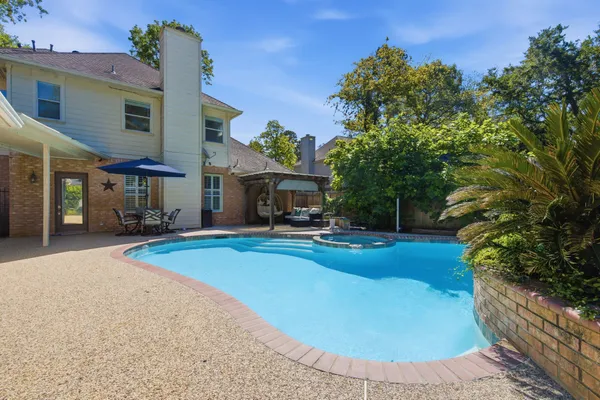 $699,000 | 26 East Sterling Pond Circle, The Woodlands, TX 77382