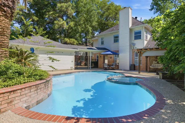 $699,000 | 26 East Sterling Pond Circle, The Woodlands, TX 77382