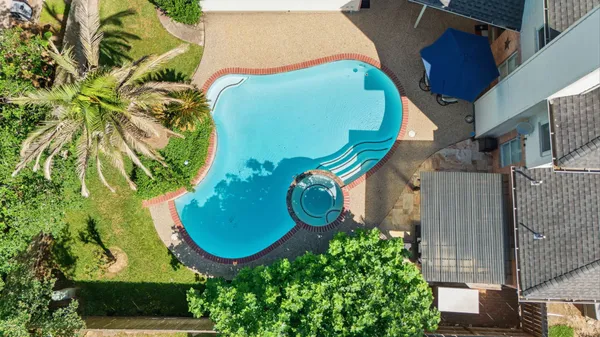 $699,000 | 26 East Sterling Pond Circle, The Woodlands, TX 77382