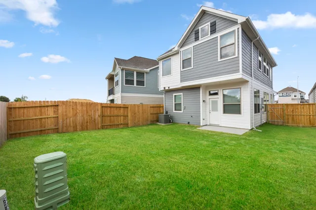 a view of a house with backyard
