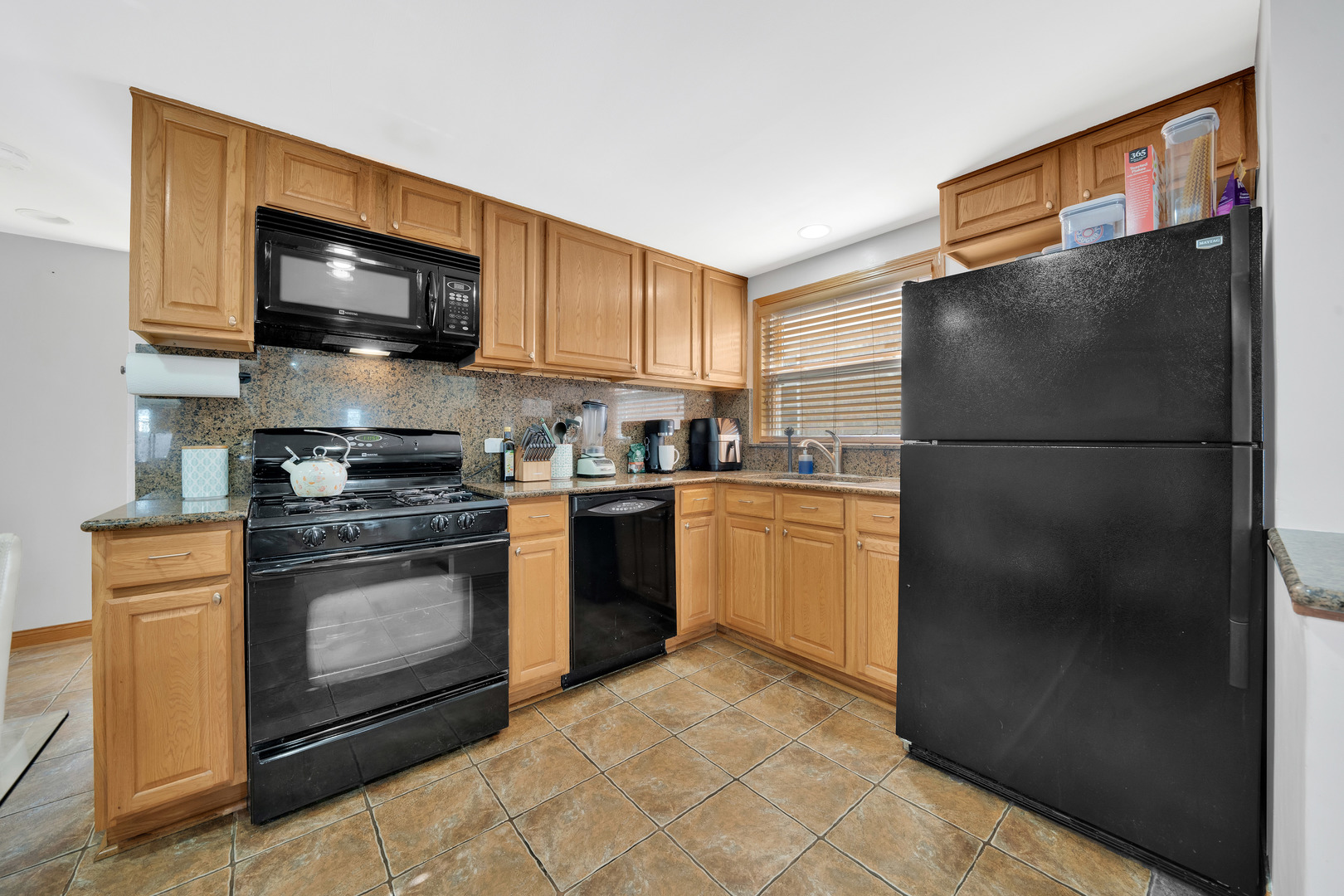 5239 South Rutherford Avenue Chicago, IL 60638 - Photo 6 of 22