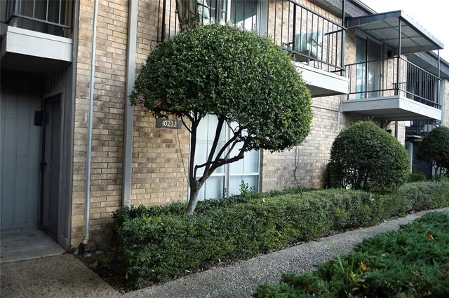 $1,350 | 10232 Regal Oaks Drive, Unit 32B, Dallas, TX 75230