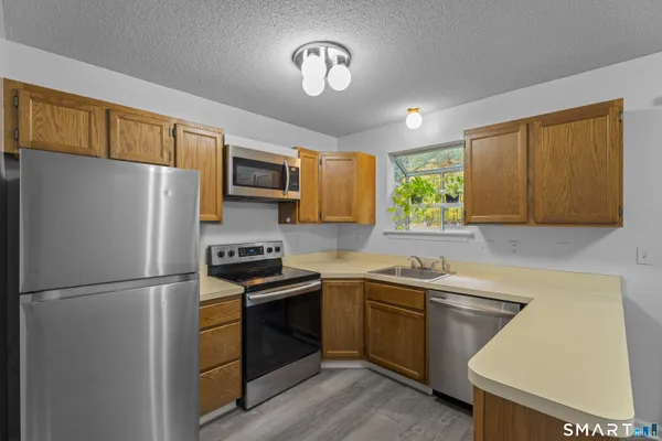 $2,100 | 213 Oakland Street, Unit D, Manchester, CT 06042