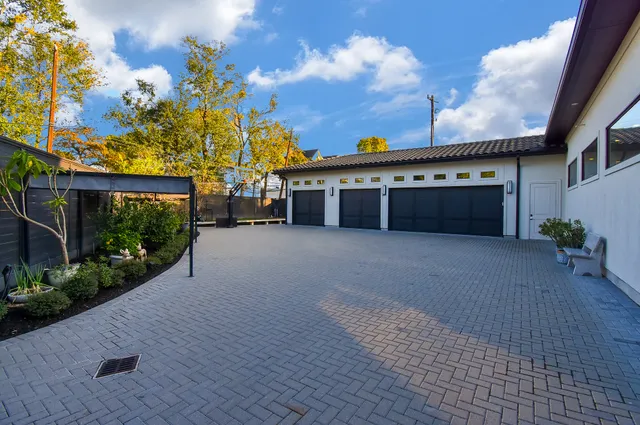 $2,550,000 | 32 East Shady Lane, Houston, TX 77063