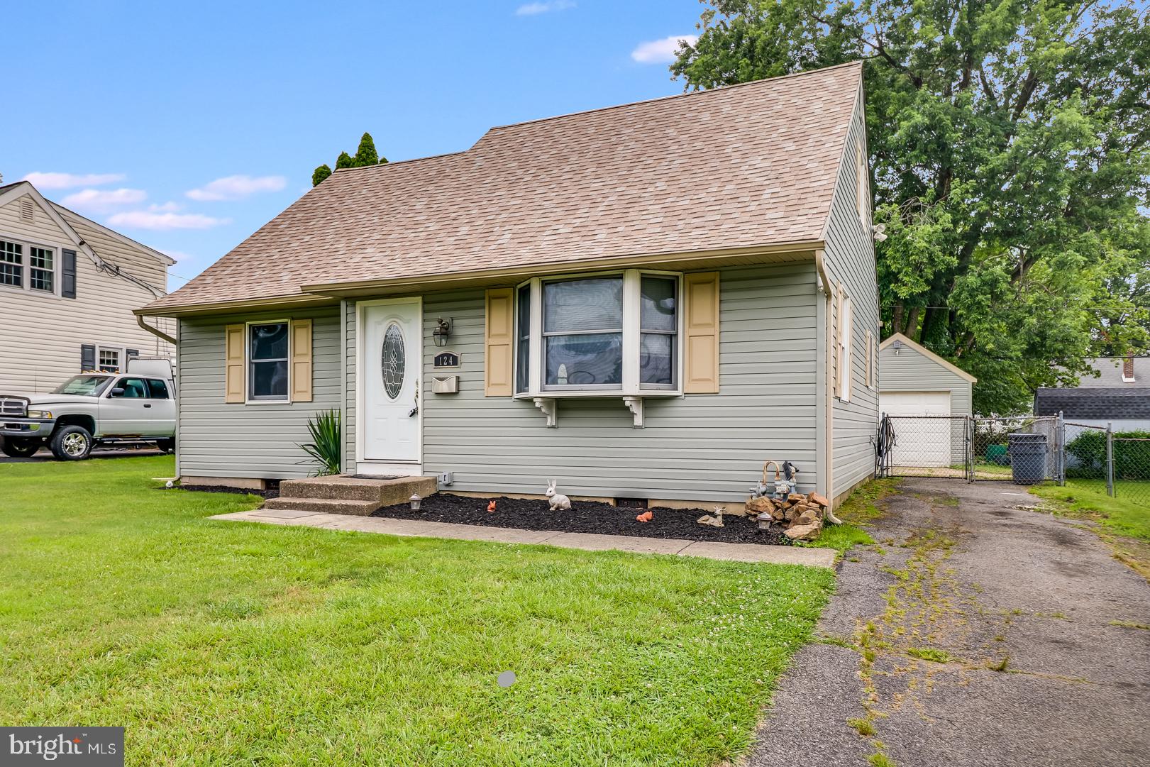 124 Upland Road Brookhaven, PA 19015 - Photo 2 of 28 Gallery Image 2