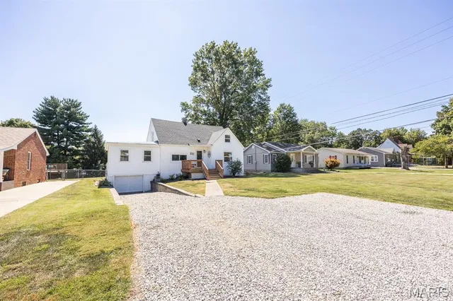$185,000 | 749 East Woodland Drive, East Alton, IL 62024