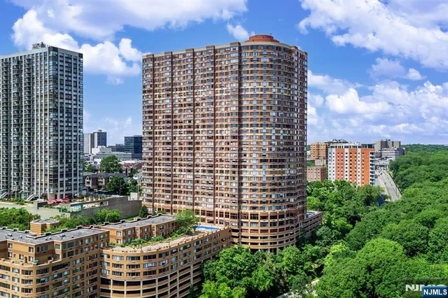 $629,000 | 100 Old Palisade Road, Unit 914, Fort Lee, NJ 07024