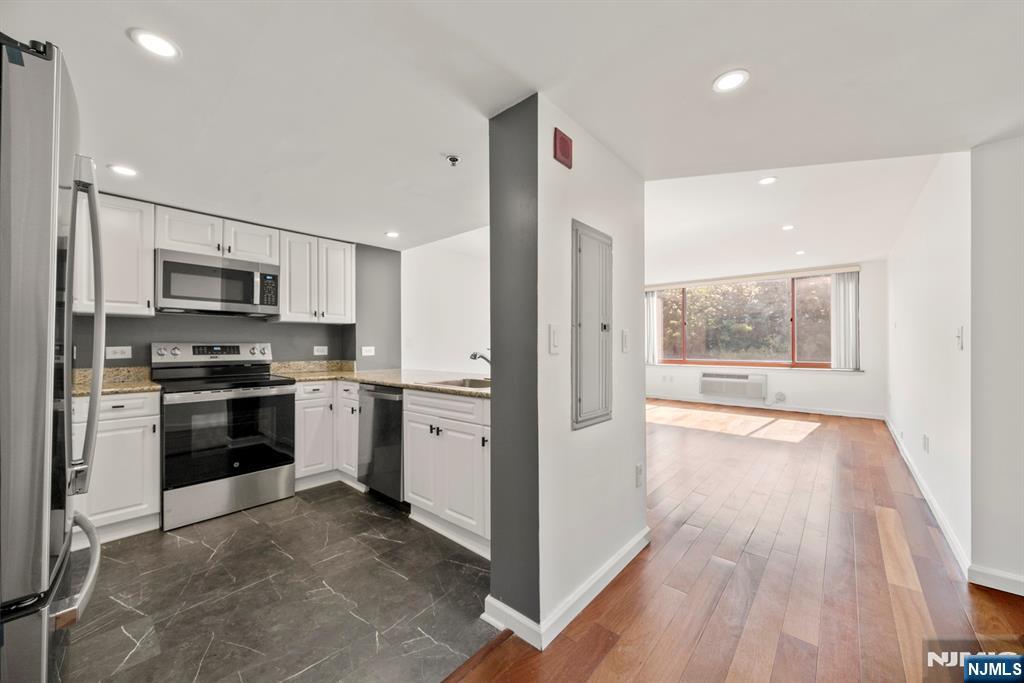 100 Old Palisade Road, Unit 914 Fort Lee, NJ 07024 - Photo 2 of 22