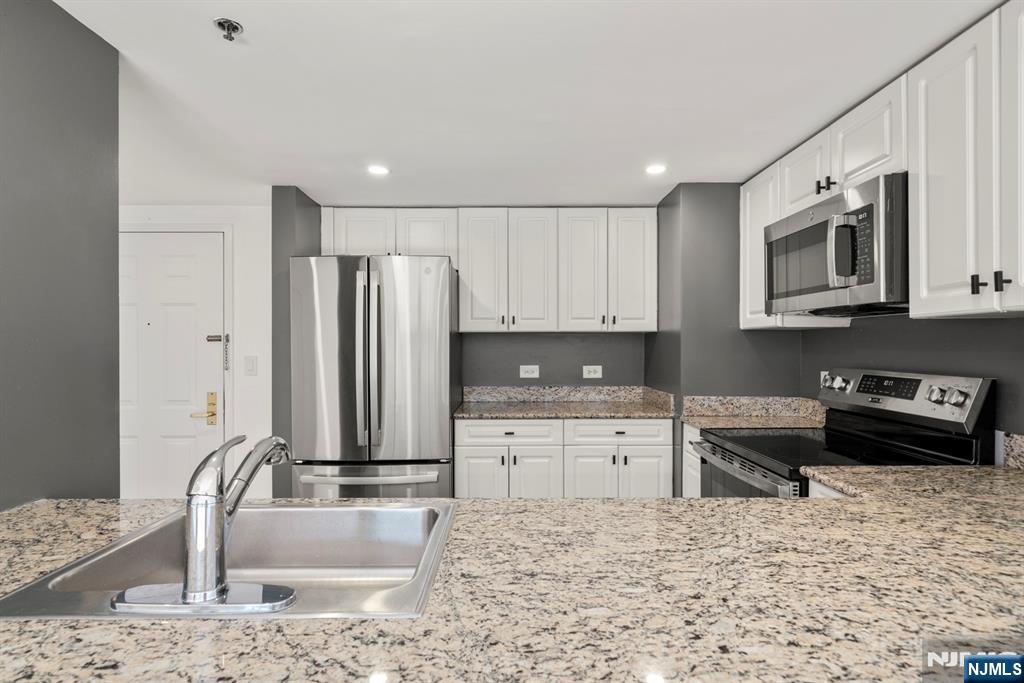 100 Old Palisade Road, Unit 914 Fort Lee, NJ 07024 - Photo 4 of 22