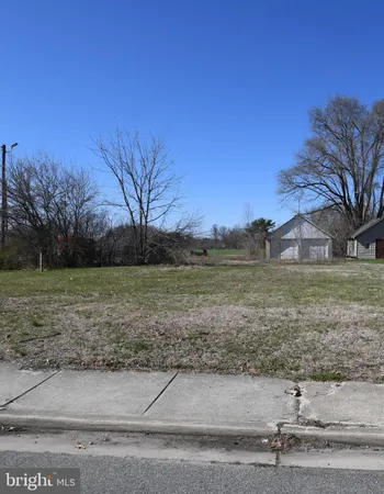 a view of a yard with a house