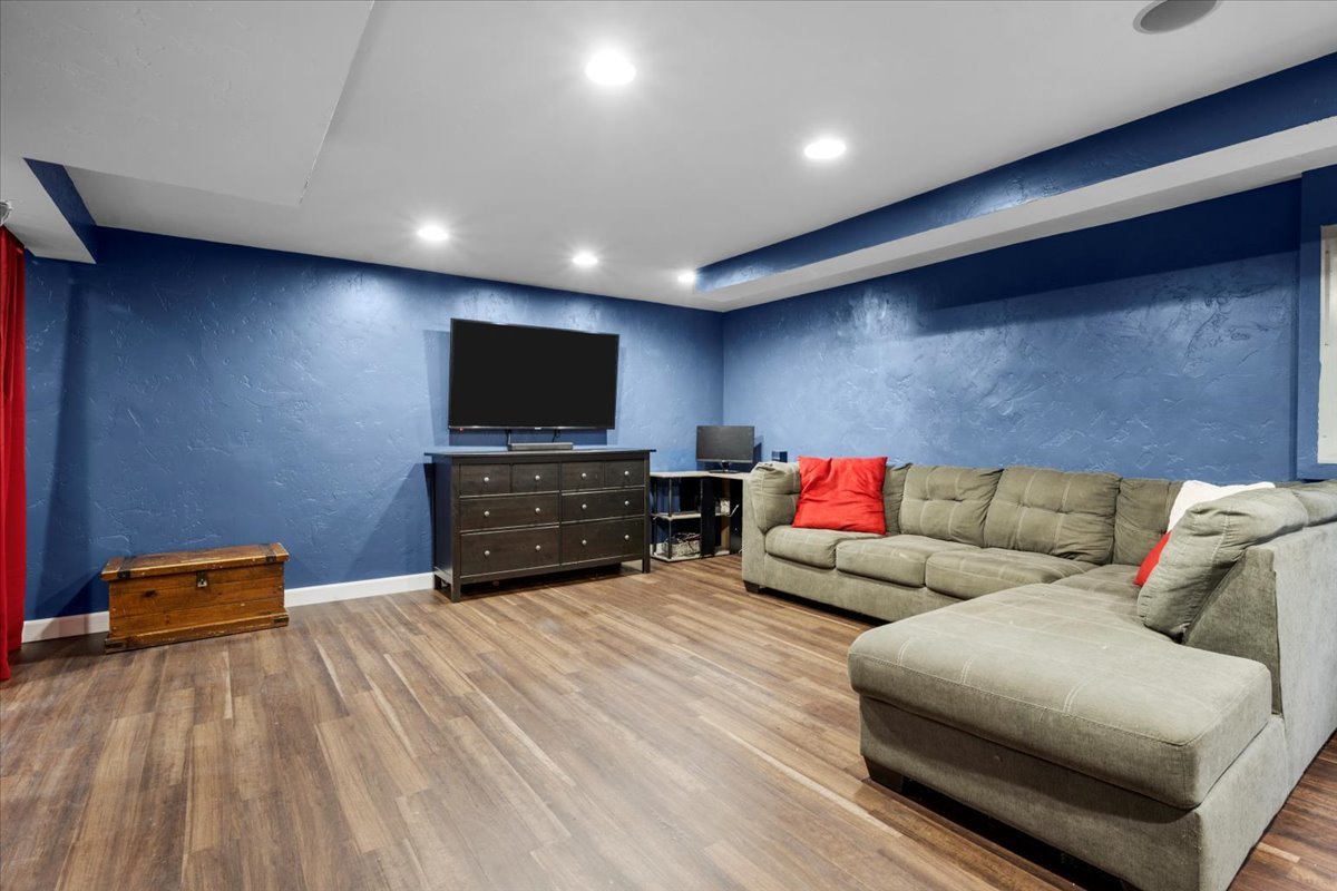 907 Main Street Batavia, IL 60510 - Photo 19 of 20 a living room with furniture and a flat screen tv