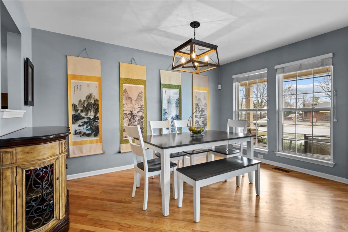 907 Main Street Batavia, IL 60510 - Photo 6 of 20 a view of a livingroom with furniture window and wooden floor