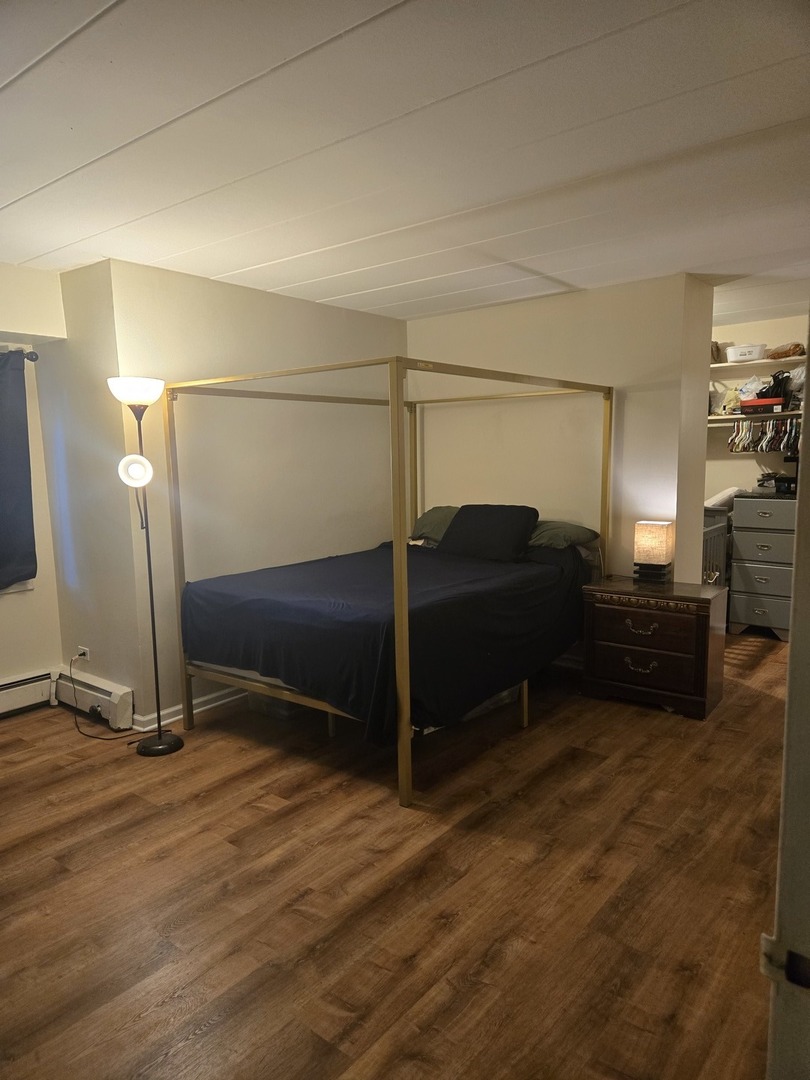 1141 Leavitt Avenue, Unit 115 Flossmoor, IL 60422 - Photo 15 of 18 a room with a bed and a mirror