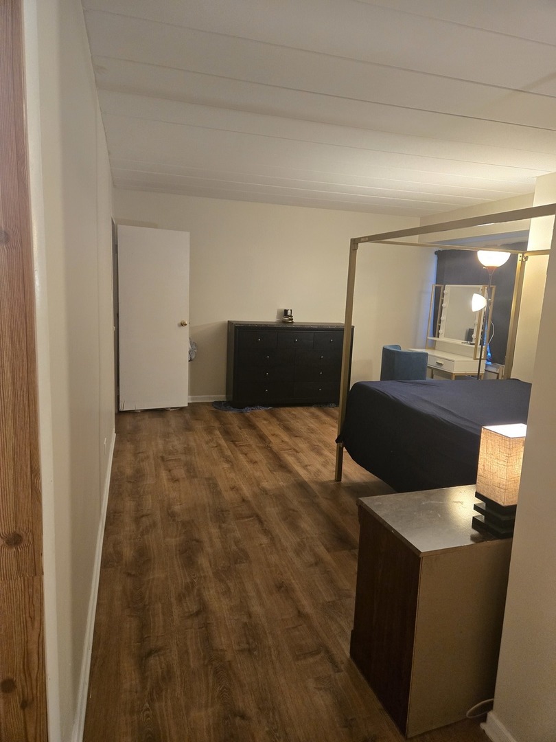 1141 Leavitt Avenue, Unit 115 Flossmoor, IL 60422 - Photo 16 of 18 a living room with a couch and a table