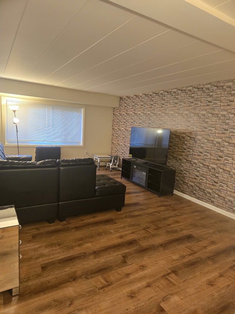 1141 Leavitt Avenue, Unit 115 Flossmoor, IL 60422 - Photo 4 of 18 a bed room with a bed